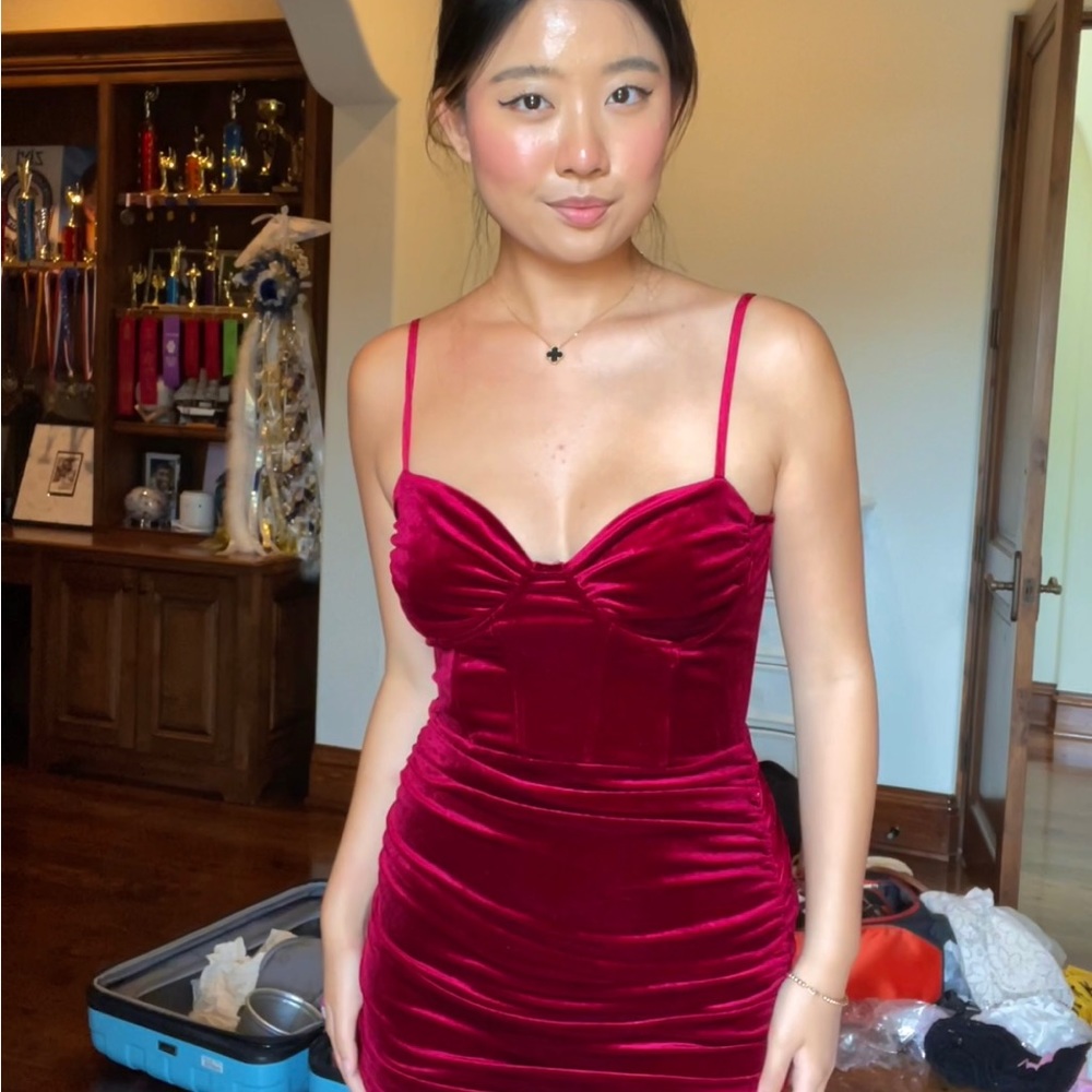 WINDSOR maroon evening mini dress 
Size M
Worn once!! Perfect condition